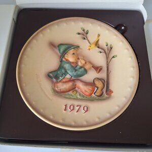 1979 9TH ANNUAL GOEBEL M.I. HUMMEL COLLECTOR PLATE SINGING LESSON #272